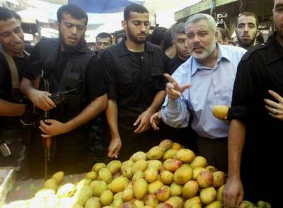 Ismail Haniya (cuarto por la izquierda), en una visita ayer al mercado principal de la ciudad de Gaza.