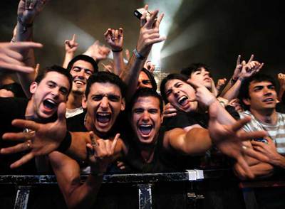 Jóvenes se divierten en un concierto celebrado en Bilbao este verano.