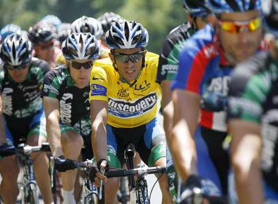 Contador, líder del Tour, en las primeras posiciones del pelotón durante la etapa de ayer.