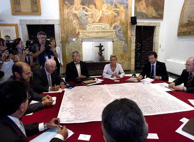 A la izquierda, en primer término, Rafael Miranda, de Endesa, y Luis Atienza, de Red Eléctrica, en la reunión de ayer en la Generalitat.