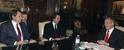 Aznar (en el centro), durante su reunión con Néstor Kirchner (derecha) y el promotor Joseph E. Robert.