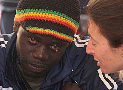 Uno de los 90 inmigrantes subsaharianos es atendido en el puerto tinerfeño de Los Cristianos.