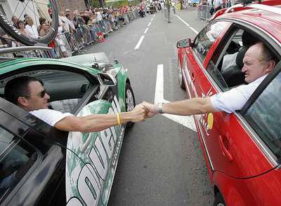Armstrong, a la izquierda, saluda a Jean Francois Pescheux, director de carrera, antes del inicio de la etapa de ayer.