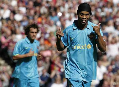 Ronaldinho celebra ayer uno de sus goles al Hearts.