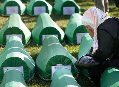 Entierro masivo de víctimas musulmanas de la guerra de Bosnia