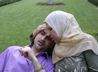 La madre del doctor Ashraf Alhajuj lo consuela después de que el médico hablase con la prensa en Sofía.