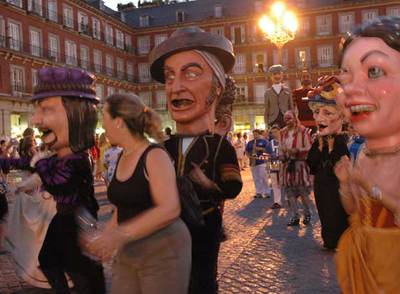 Desfile de gigantes y cabezudos celebrado en la plaza Mayor para abrir las fiestas de agosto de la capital.