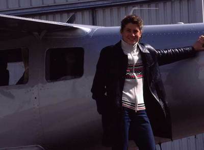 Mercè Martí, deportista y emprendedora, en unos de los aviones de su compañía Infinit Air.