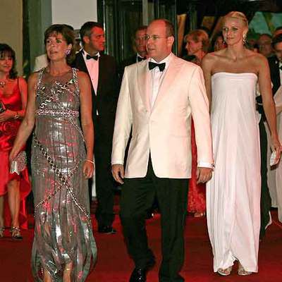 Charlene Wittstock acude al baile de la Cruz Roja como una 'grimaldi' más