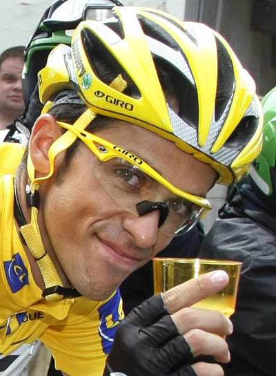 Alberto Contador brinda ayer con champaña por su victoria en el Tour.