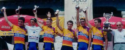Contador, de blanco como ganador del premio de la montaña de la Vuelta a la Sierra Norte de Madrid, con sus compañeros en el año 2000.