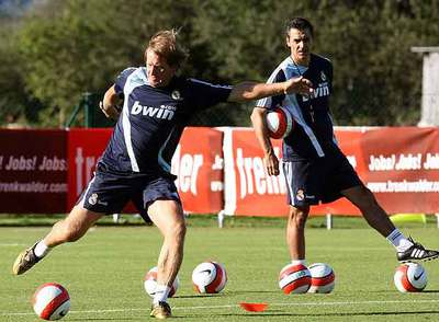 Bernd Schuster y su segundo, Manolo Ruiz, durante un entrenamiento del Madrid en la localidad austriaca de Irdning.