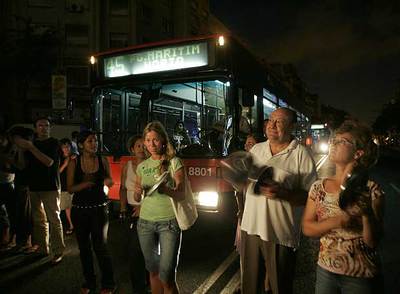 Protesta de vecinos afectados por el apagón cerca de la subestación eléctrica que ardió el lunes pasado.