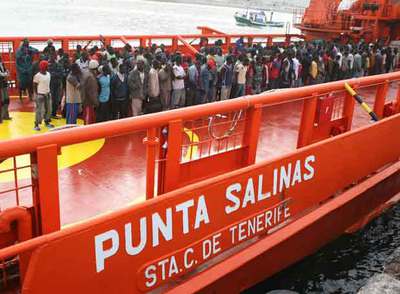 180 inmigrantes llegan en un solo cayuco a aguas de Tenerife