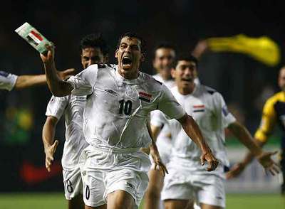 Yunis Mahmud celebra el gol que dio el triunfo a Irak.