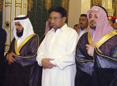 El presidente paquistaní, Pervez Musharraf (centro), reza ayer en una mezquita de la ciudad de Medina, en Arabia Saudí.