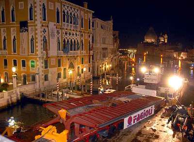 Trabajos de la instalación del puente diseñado por el arquitecto Santiago Calatrava.