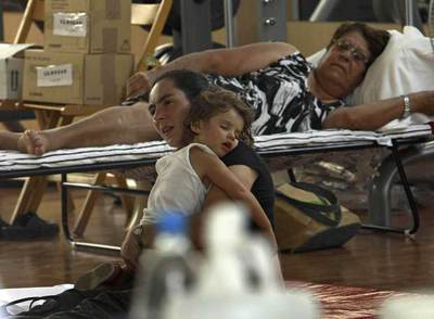 Vecinos de Mogán evacuados por el incendio descansaban ayer en el polideportivo de Puerto de Mogán.