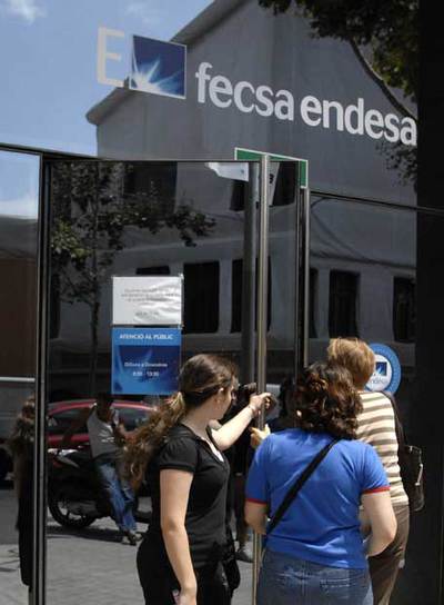 Clientes a las puertas de una oficina de Endesa en Barcelona.