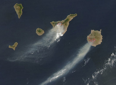 El fuego dejaba ayer gigantescas columnas de humo sobre el Atlántico desde las islas más afectadas, en una imagen captada desde satélite.