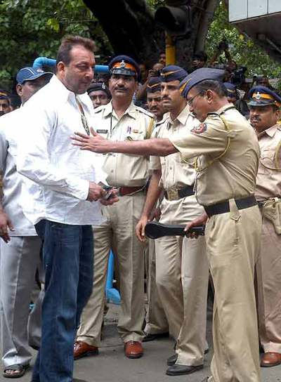 El actor Sanjay Dutt, al llegar ayer al juzgado.