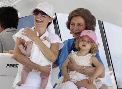 La Reina, con Leonor en brazos, y a la izquierda, doña Letizia, con Sofía.