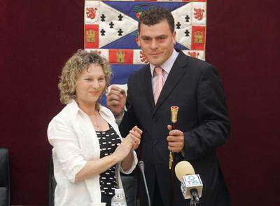 Emilia Quirós, la edil de mayor edad en el pleno, entrega el bastón de mando a Rafael Gómez Montoya tras ser elegido como alcalde el pasado 9 de julio.rnBERNARDO PÉREZ