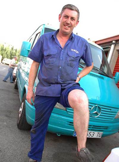 Juan Luis Hernández en su trabajo como mecánico.