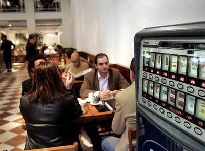 Clientes de un restaurante de Barcelona fumando antes de la aprobación de la ley antitabaco.