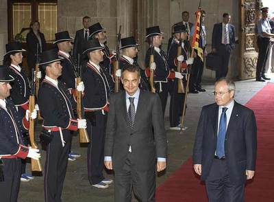 Zapatero y Montilla pasan revista a una formación de los Mossos d'Esquadra a la entrada del Palau de la Generalitat.