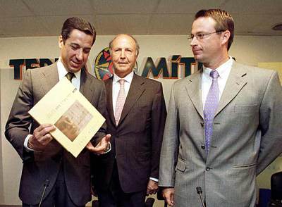 El director general de Terra Mítica, John Fitzgerald, a la derecha, con Eduardo Zaplana (izquierda) y Felipe Prosper, presidente de la ingeniería Idom, en junio de 2002 en la presentación del libro  Historia de una ilusión , que repasa la construcción del parque Terra Mítica.