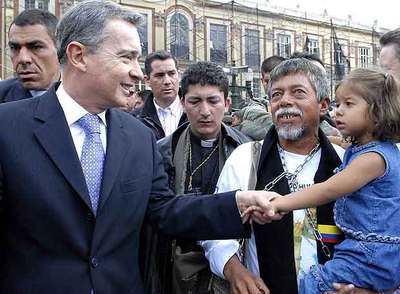 Álvaro Uribe  saluda a Gustavo Moncayo  y a su familia, ayer  en Bogotá.