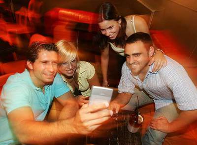 Jesús Pedrero y Antonio R. de las Nieves, de Yerbabuena Software, enseñan el  bluelove  en un bar de Málaga.