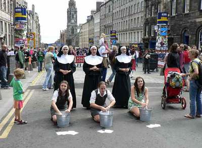 Actrices vestidas de monjas para la función 'Breaking the Pope' anuncian el festival de teatro alternativo Fringe de Edimburgo.