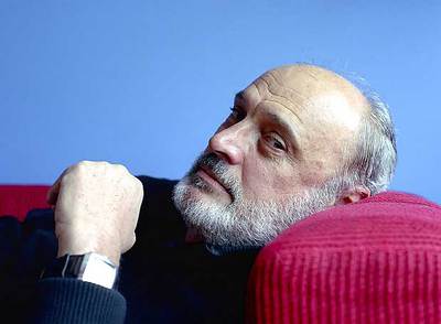 El escritor peruano Fernando Ampuero.