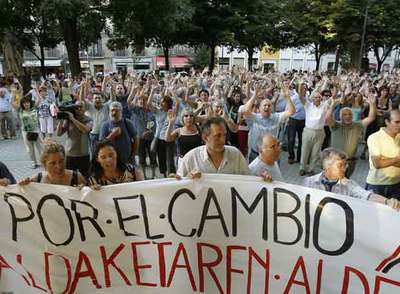 Militantes socialistas protestan ante la sede del PSN contra la decisión de la ejecutiva federal.