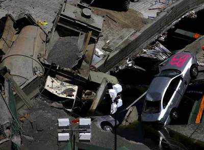Dos funcionarios inspeccionan los daños causados por el hundimiento del puente sobre el Misisipi en Minneapolis.
