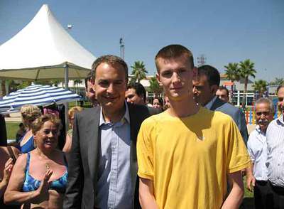 Dawid Kochau posa con Zapatero en la  playa  de Parla.