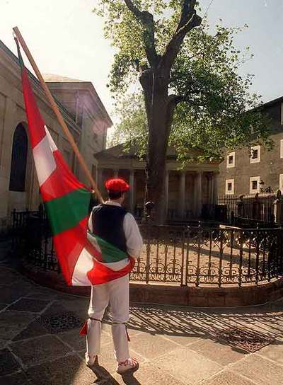 Un  dantzari  rinde pleitesía al árbol de Gernika (Vizcaya).