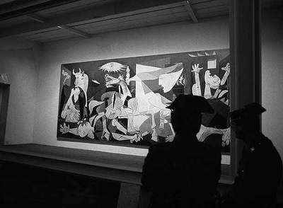 La Guardia Civil vigila el  Gernika  de Picasso tras su instalación en el Casón del Buen Retiro, de Madrid, en 1981.