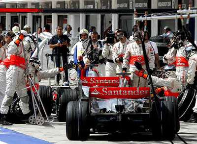 Momento en el que Alonso aguanta en el  box  por delante de Hamilton esperando órdenes de equipo.