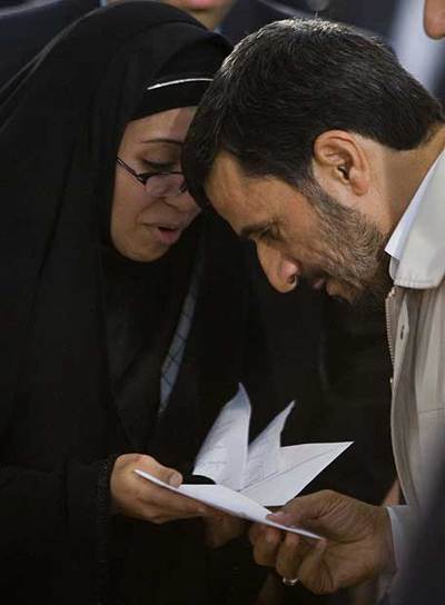 Una iraní presenta una carta al presidente Ahmadineyad en el Día Internacional contra la Droga.