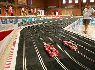 Entrenamiento de la prueba de  scalextric  que se celebra en el polideportivo Villafontana de Móstoles.