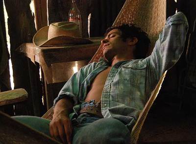 Gael García Bernal, en una escena de la película  Rudo y cursi,  que rueda a las órdenes de Carlos Cuarón.