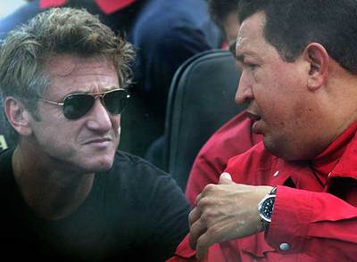 El actor estadounidense Sean Penn (izquierda) escucha al presidente venezolano, Hugo Chávez, que invitó a la estrella a pasar unos días en el país.rnAP