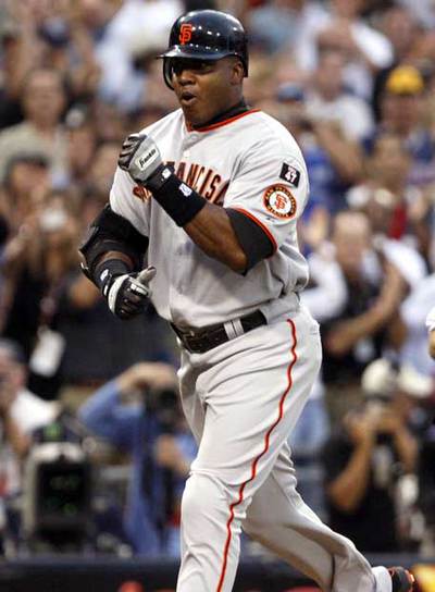 Barry Bonds festeja el récord mientras completa su carrera.