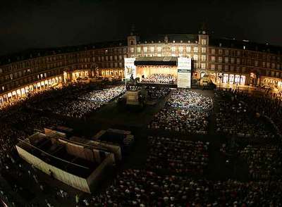Vista de la plaza Mayor llena con más de 6.000 personas para escuchar el concierto dirigido por Daniel Barenboim.