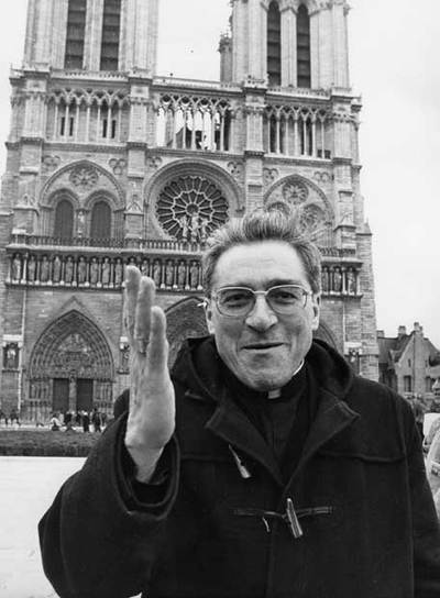 Jean-Marie Lustiger, ante la iglesia de Notre Dame de París en 1981.