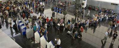 Colas ayer ante los mostradores de facturación en la terminal B del aeropuerto barcelonés de El Prat.