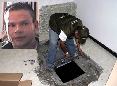 La policía muestra el pasado enero uno de los  zulos  en los que El Chupeta guardaba dinero y lingotes de oro.